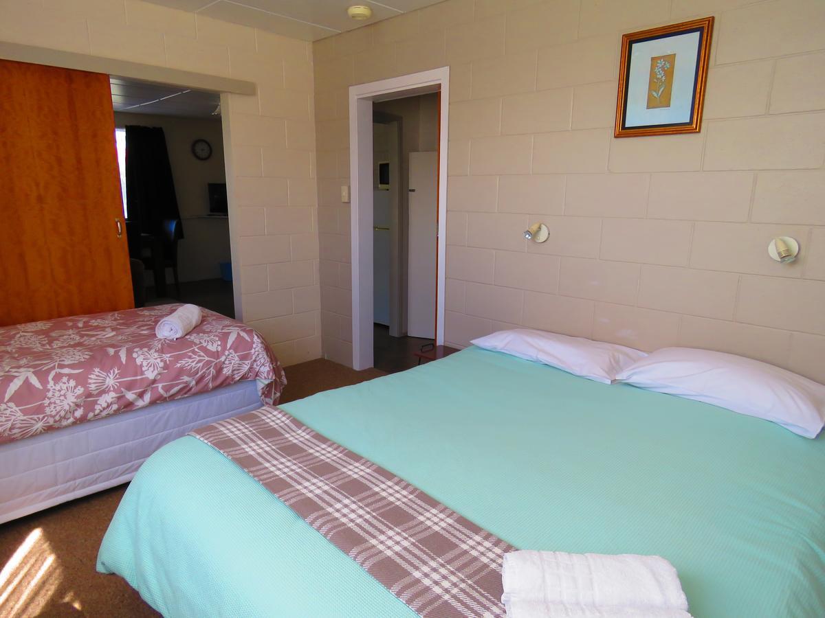 Opunake Motel And Backpackers Lodge Eksteriør billede